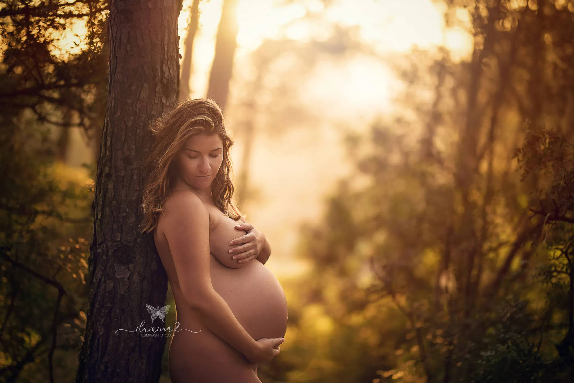 Sesión de fotos para embarazada. Reportaje fotográfico de embarazo al atardecer en Barcelona.