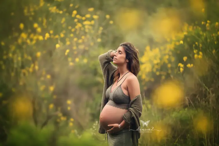 Sesión de fotos de embarazadas al aire libre en Barcelona