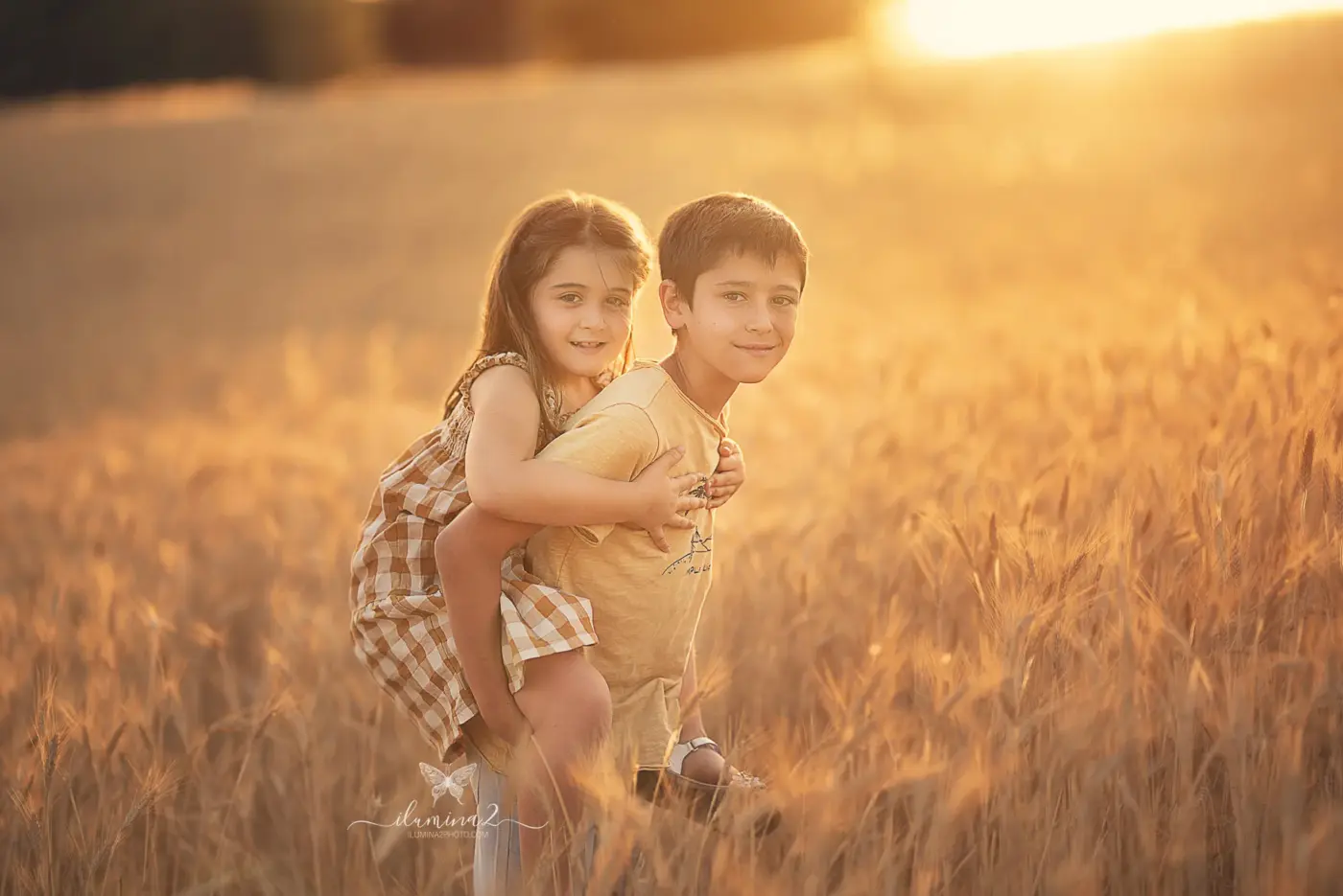 Fotografías de niños en exterior en Barcelona. Sesiones de fotos en el campo.