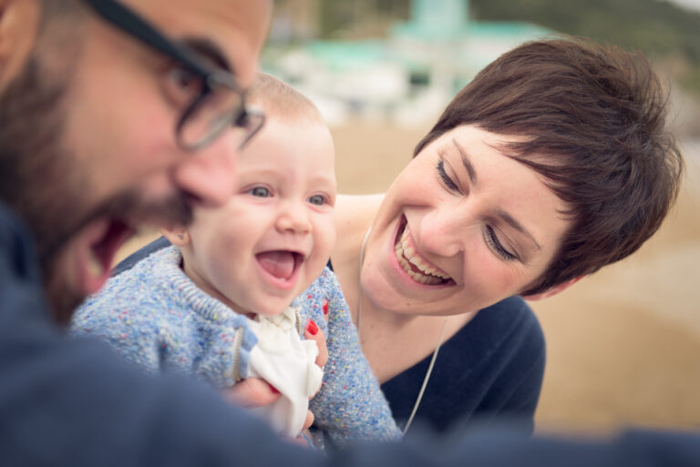 Sesión de fotos familiar en la playa en Barcelona