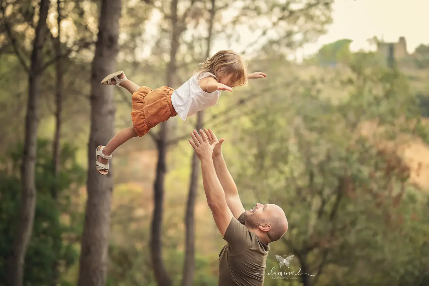 Fotos de familia en exterior. Sesiones fotográficas en Barcelona