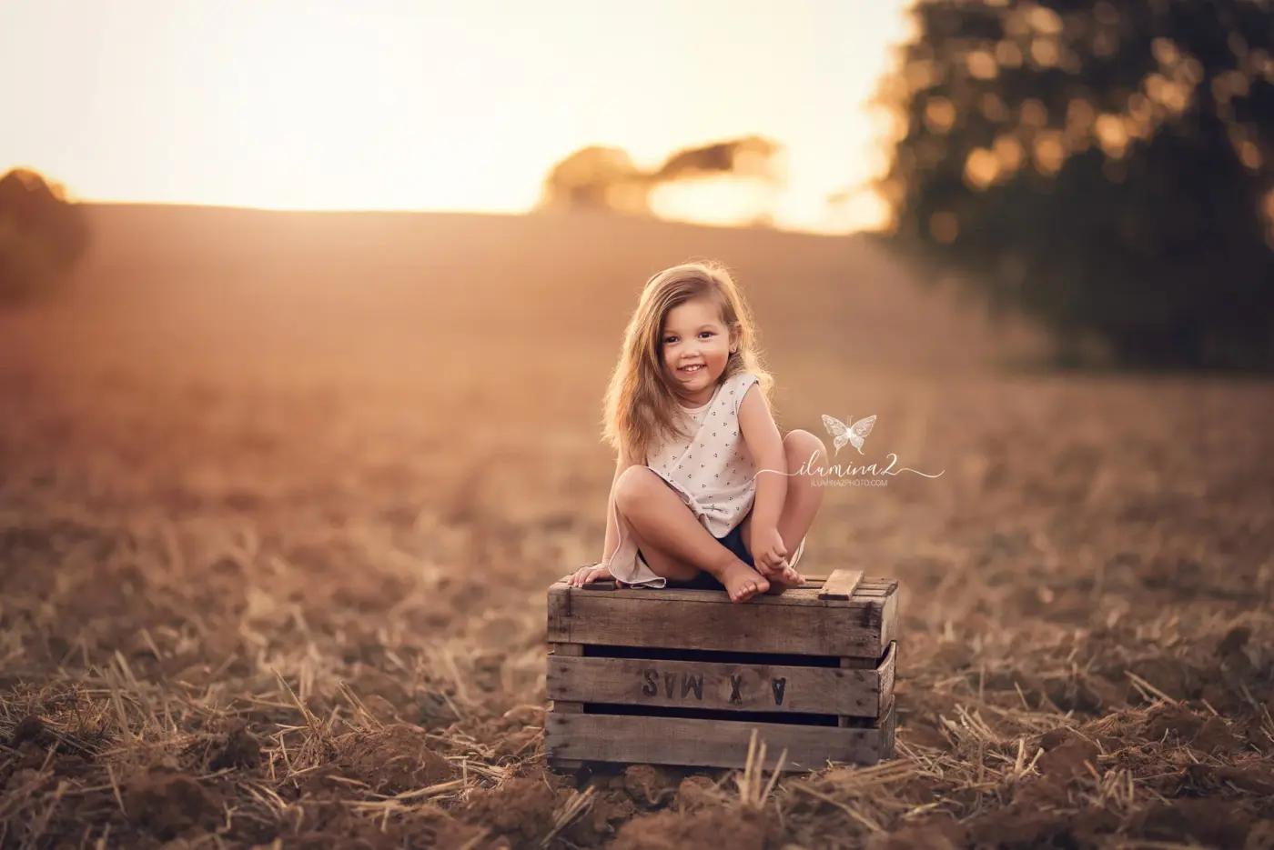 Reportajes para niños en el campo. Sesiones de fotos divertidas para niños en Barcelona.