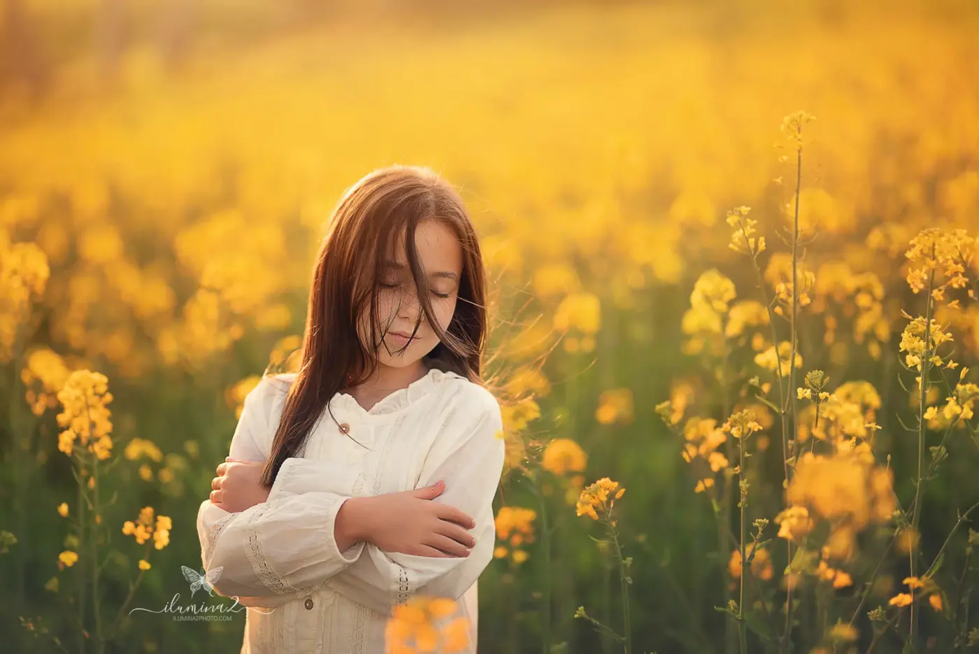 Reportajes fotográficos para niños en el campo. Fotos infantiles al atardecer.