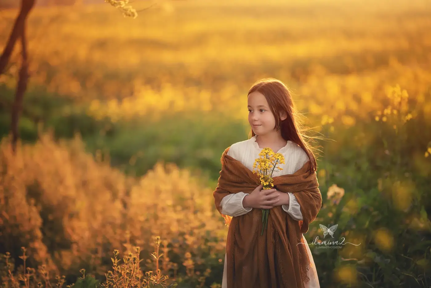 Reportajes fotográficos para niños en el campo. Fotos infantiles al atardecer.