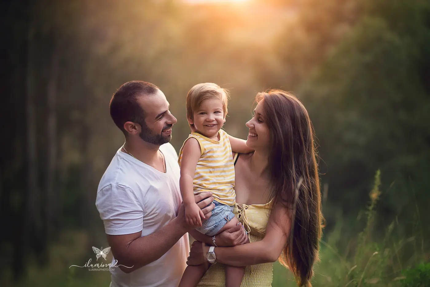Reportajes de fotos de familia en Barcelona. Sesiones de fotos en la naturaleza.