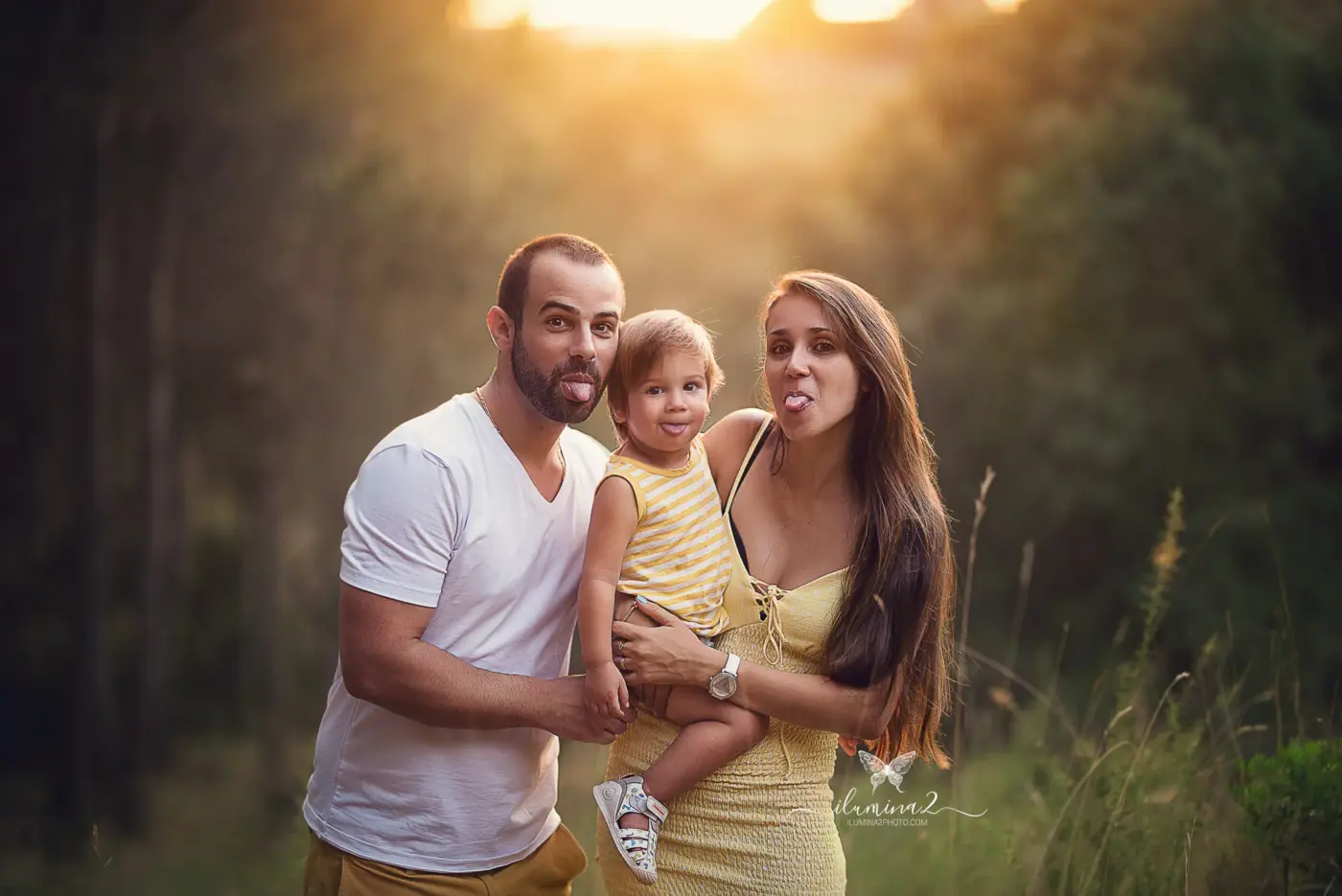 Reportajes de fotos de familia en Barcelona. Sesiones de fotos en la naturaleza.