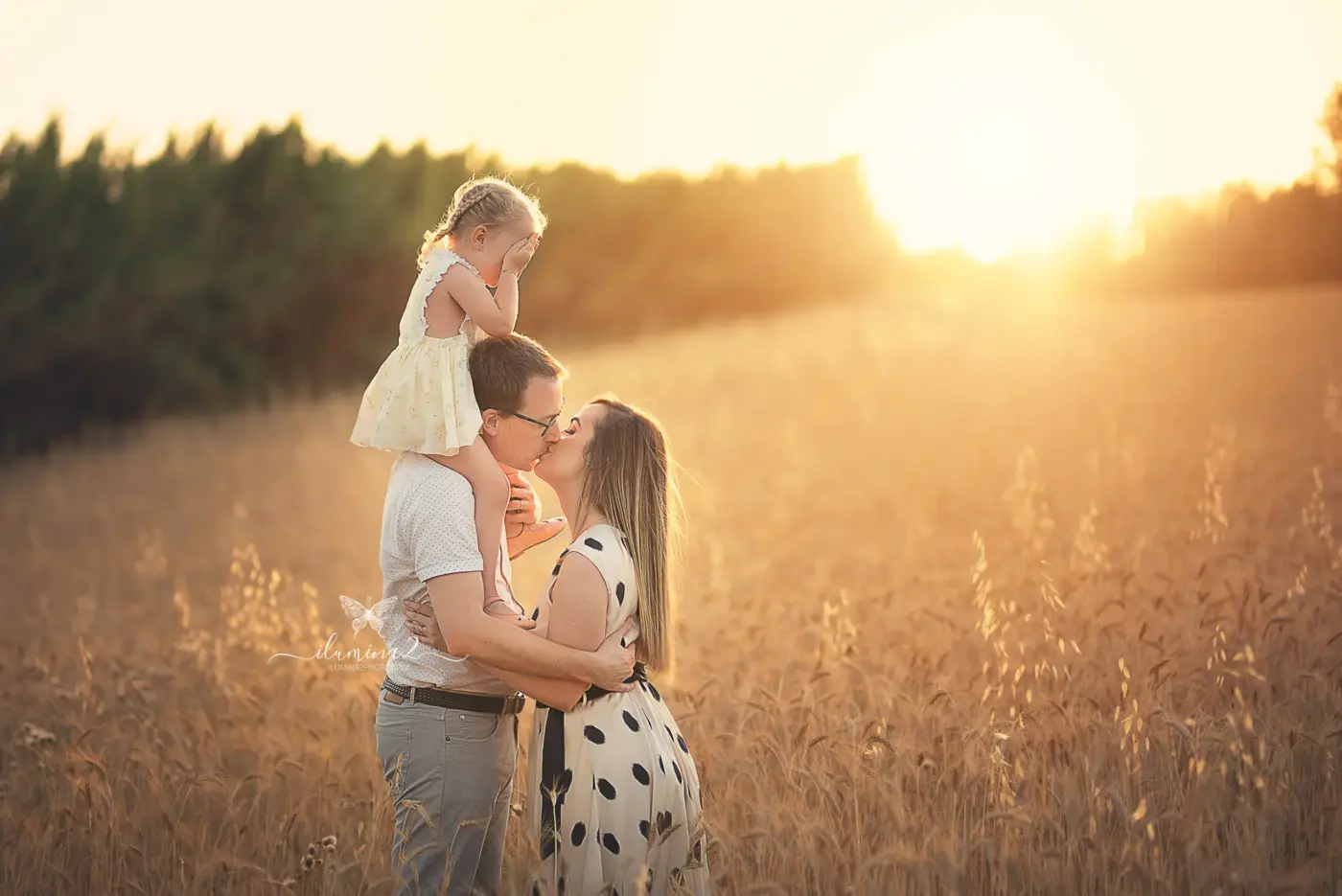 Reportajes de fotos familiares en Barcelona. Fotos de familia al atardecer.