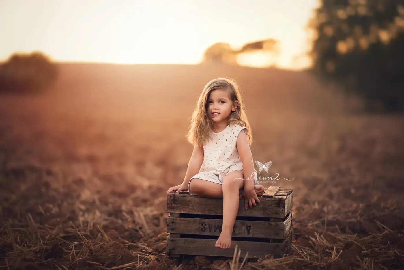 Reportajes de fotos infantiles en Barcelona. Fotografías de niños al atardecer.