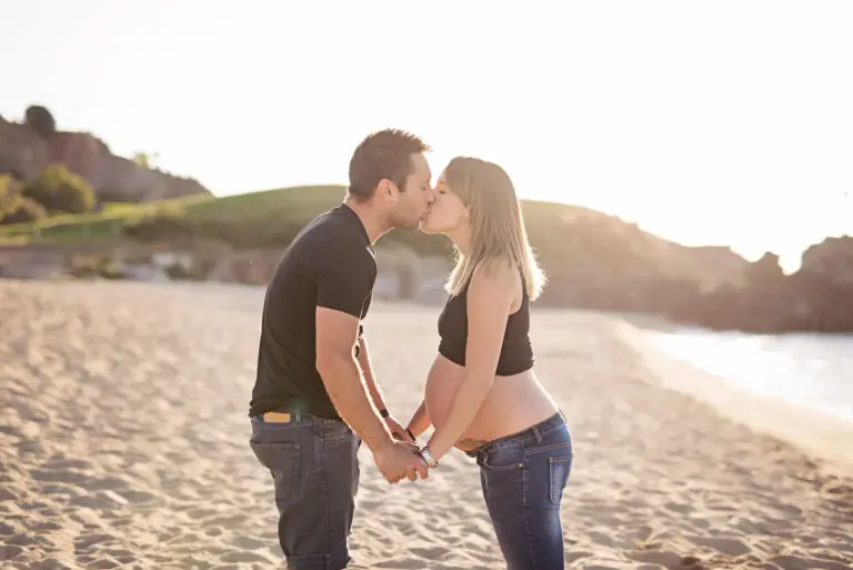 Sesión de fotos de embarazo en la playa