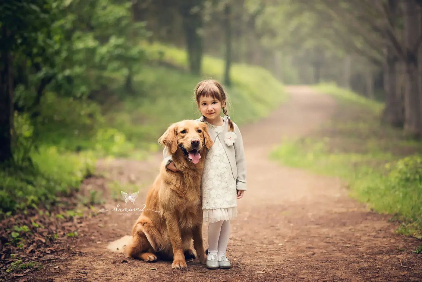 Sesión de fotos infantil para niños. Reportaje fotográfico al aire libre en la naturaleza.