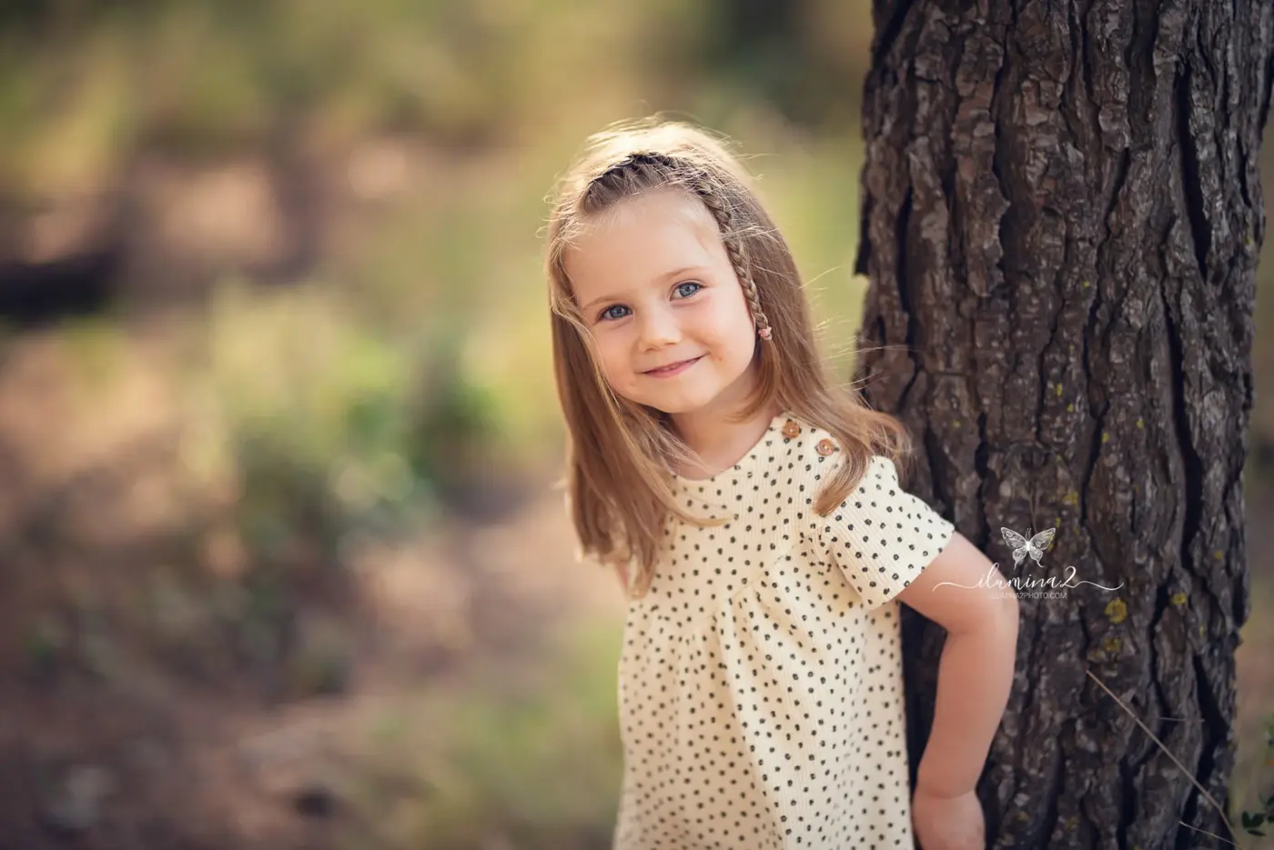 Sesión de fotos infantil en el bosque. Reportaje de fotos para niños en la naturaleza.