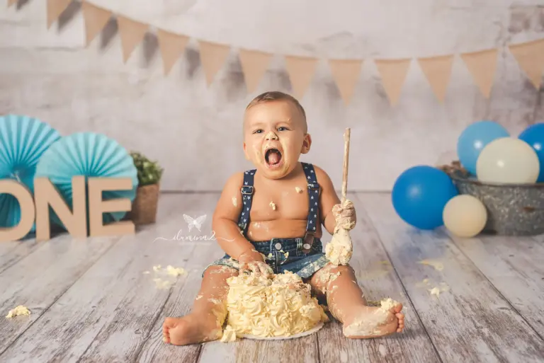 Sesión Smash Cake en Manresa. Fotos de primer cumpleaños para bebés.