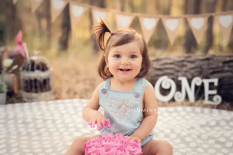 Sesión Smash Cake en Mataró. Reportajes de cumpleaños para bebés.