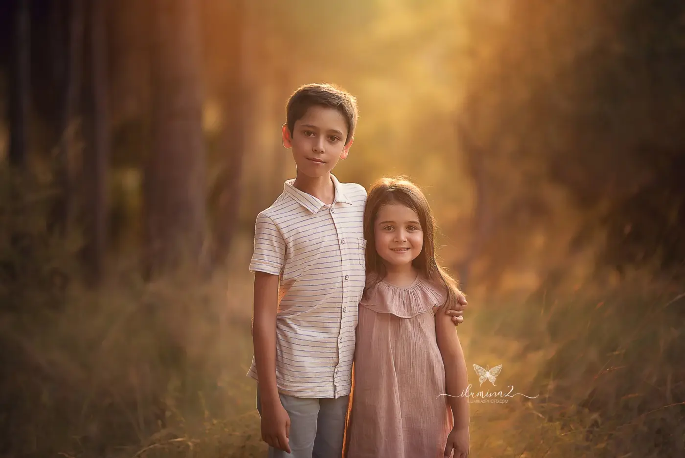 Reportajes de fotos para hermanos. Sesiones en exterior al atardecer.