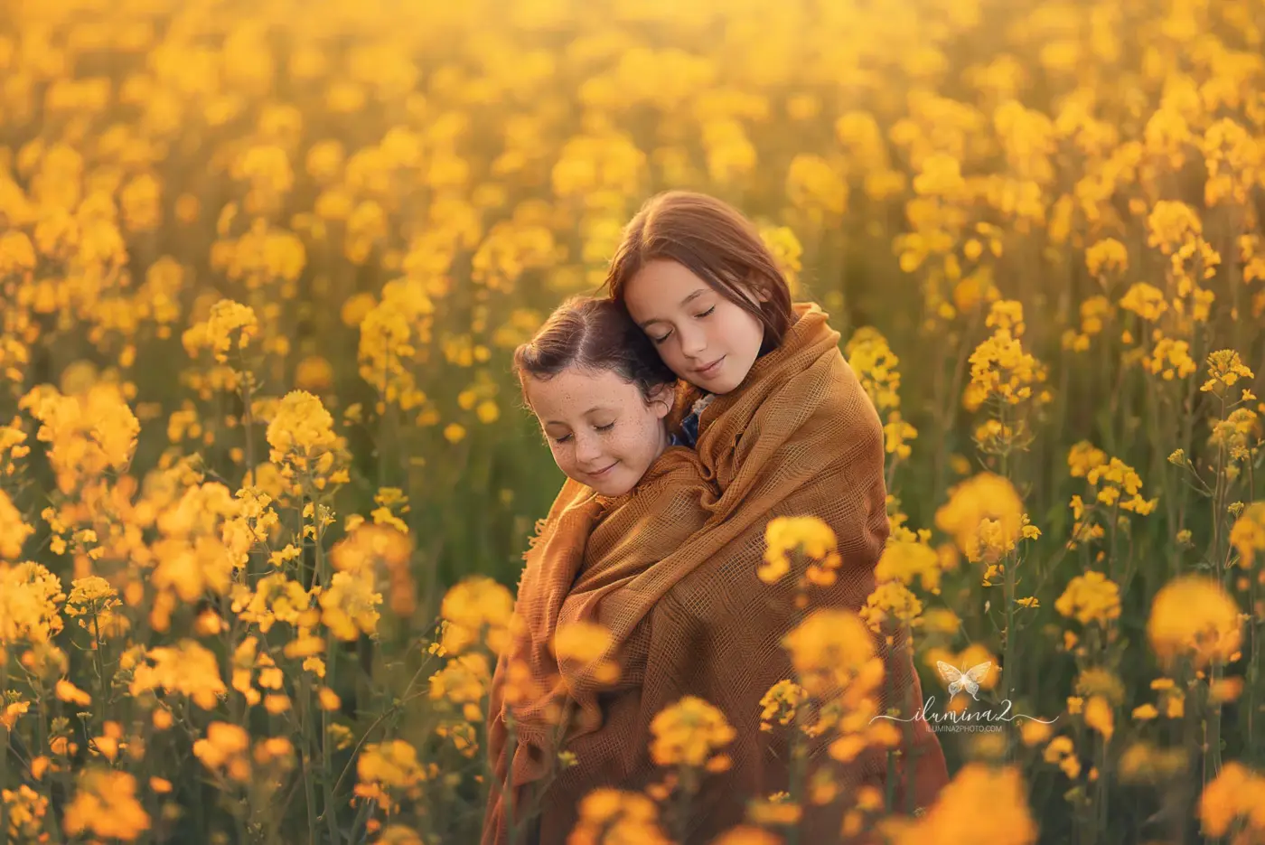 Sesiones de fotos infantiles en el campo. Fotos bonitas de hermanas en Barcelona.