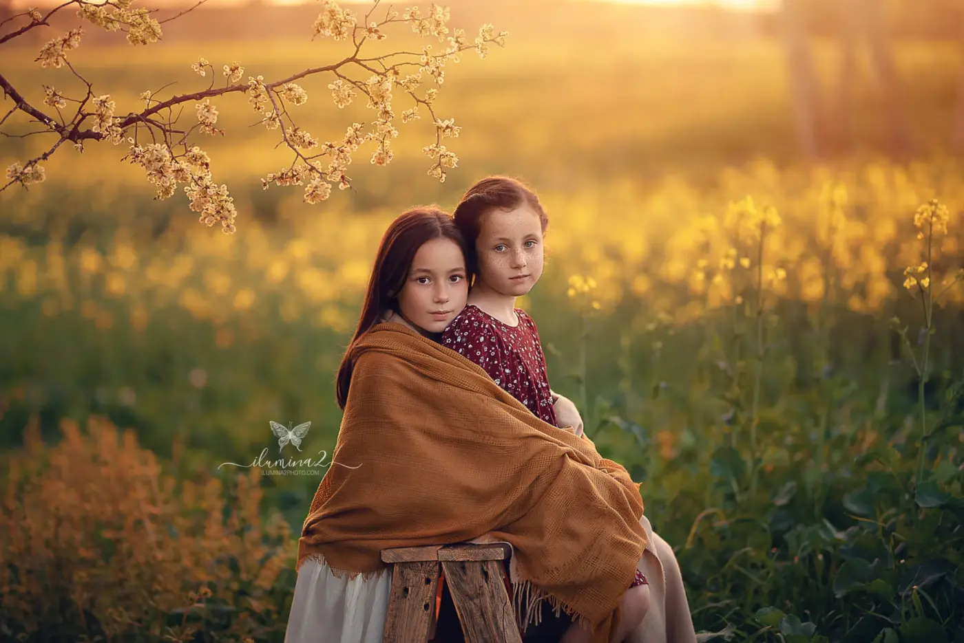 Sesiones de fotos para niñas en Barcelona. Fotos al atardecer para niños en el campo.