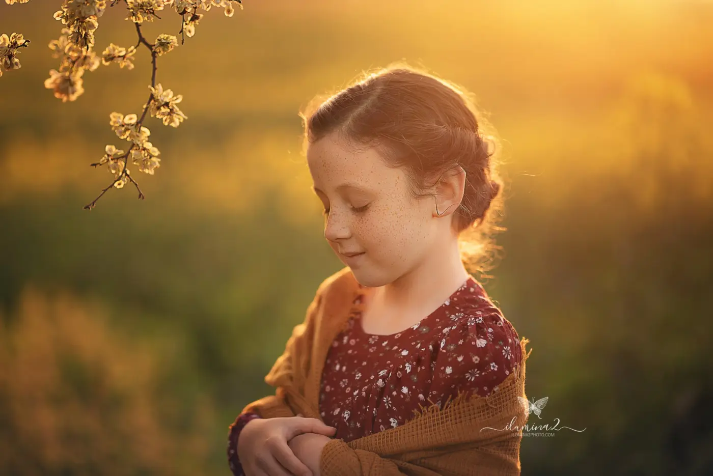 Sesiones de fotos para niñas en Barcelona. Fotos al atardecer para niños en el campo.