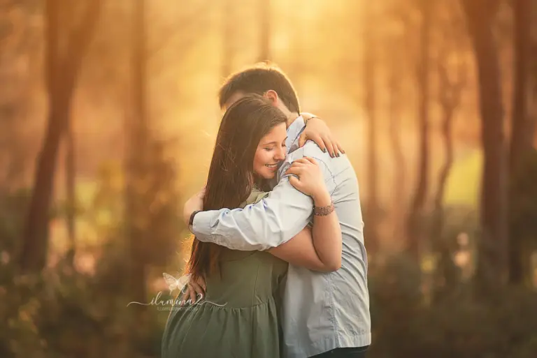 Sesiones de fotos de pareja al atardecer en Barcelona. Reportajes en exterior.