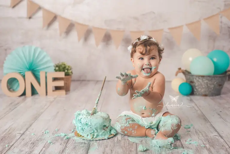 Sesión Smash Cake en Badalona. Reportaje de fotos de primer cumpleaños con pastel.