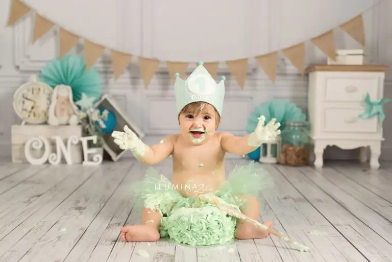 Sesión Smash Cake en Vilafranca del Penedes. Sesiones de fotos de primer cumpleaños con pastel.