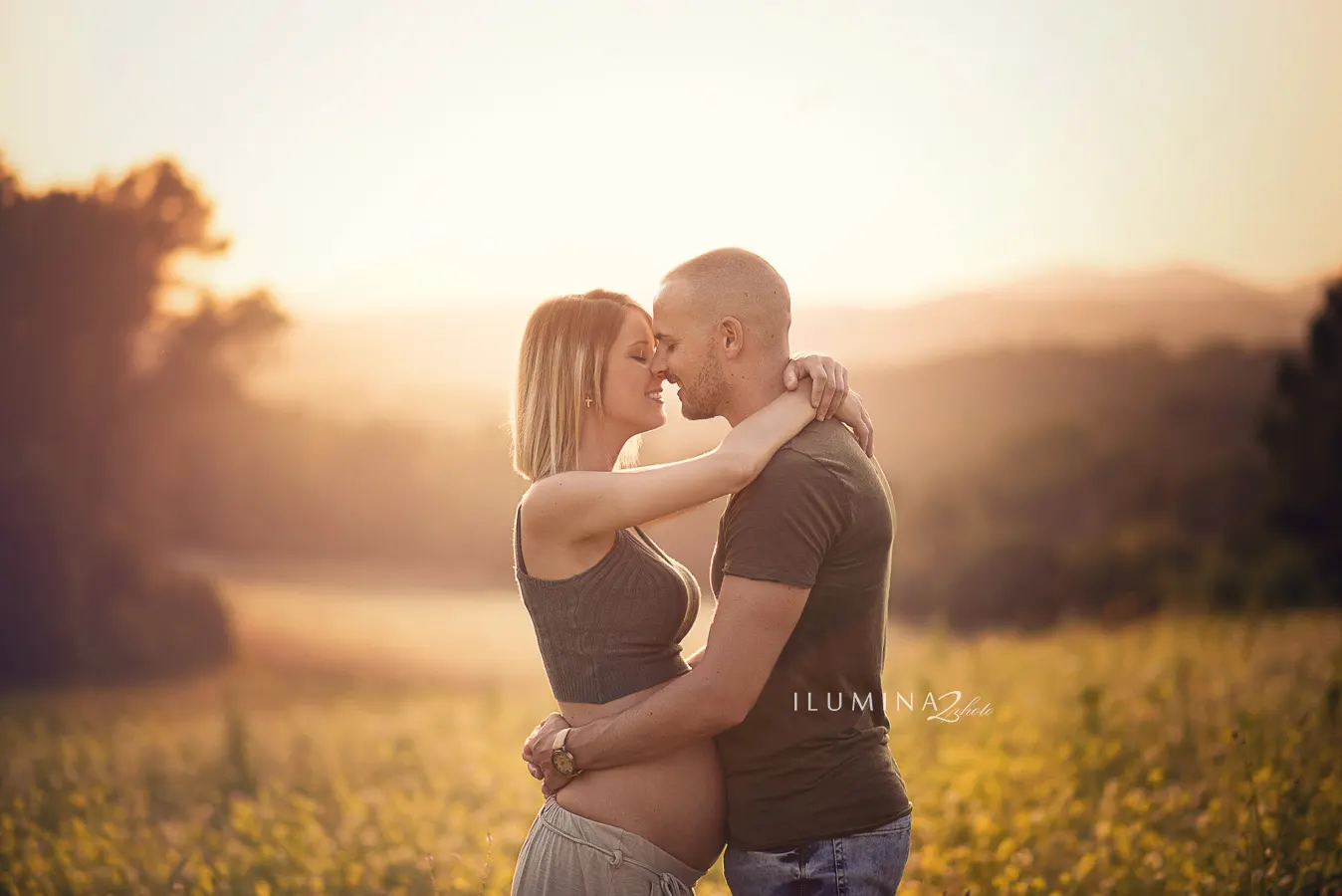Sesiones de fotos de embarazo en el campo al atardecer