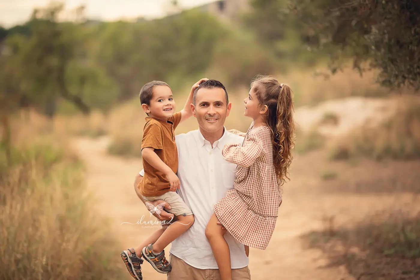 Sesión de fotos de familia en el campo en Barcelona. Reportajes familiares en exterior.