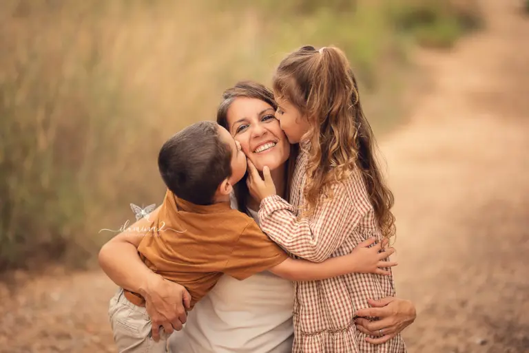 Sesión de fotos de familia en Sant Feliu de Llobregat. Reportajes familiares en la naturaleza.
