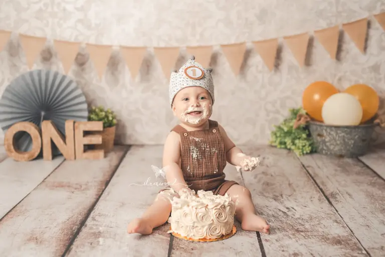 Sesión Smash Cake el Prat de Llobregat. Sesión de fotos de primer cumpleaños con pastel.