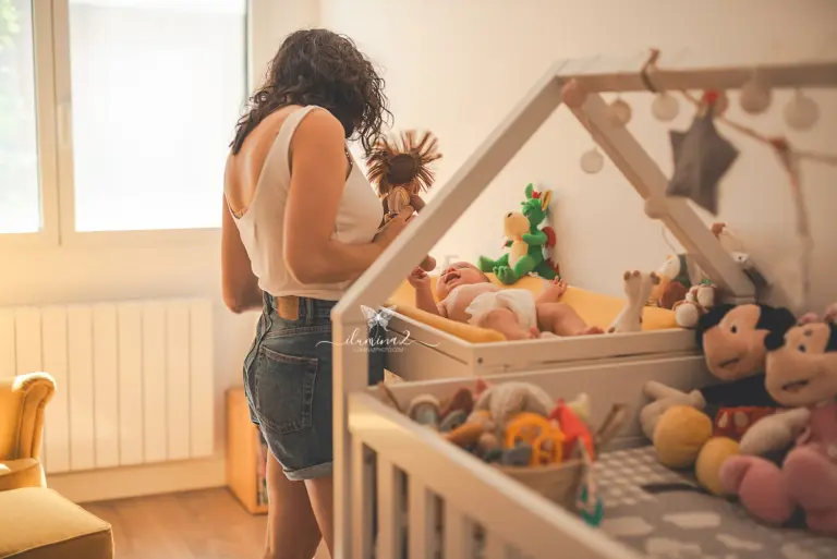 Sesiones de fotos de bebés en casa. Reportajes de recién nacidos a domicilio en Barcelona.