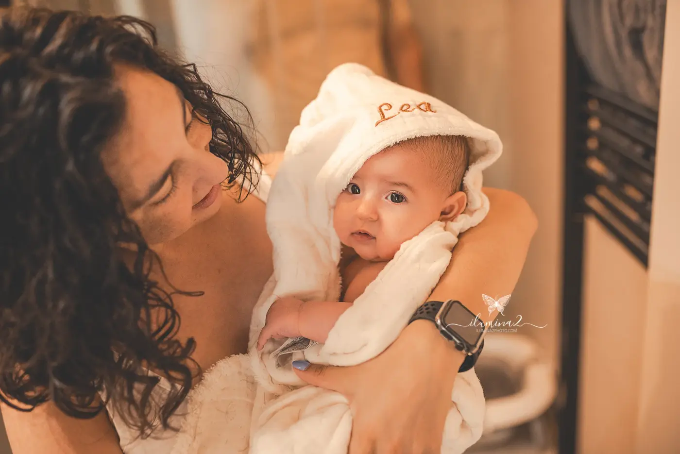Sesión newborn en estudio o en casa: cuál encaja mejor con vuestra familia Ilumina2 Photo Sesiones de fotos a domicilio. Reportajes de bebés a domicilio en Barcelona.