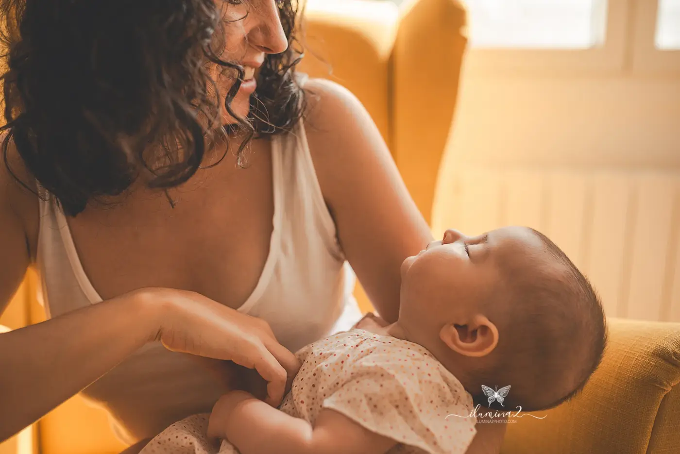 Sesión newborn en estudio o en casa: cuál encaja mejor con vuestra familia Ilumina2 Photo Sesiones de fotos a domicilio. Reportajes de bebés en casa en Barcelona.