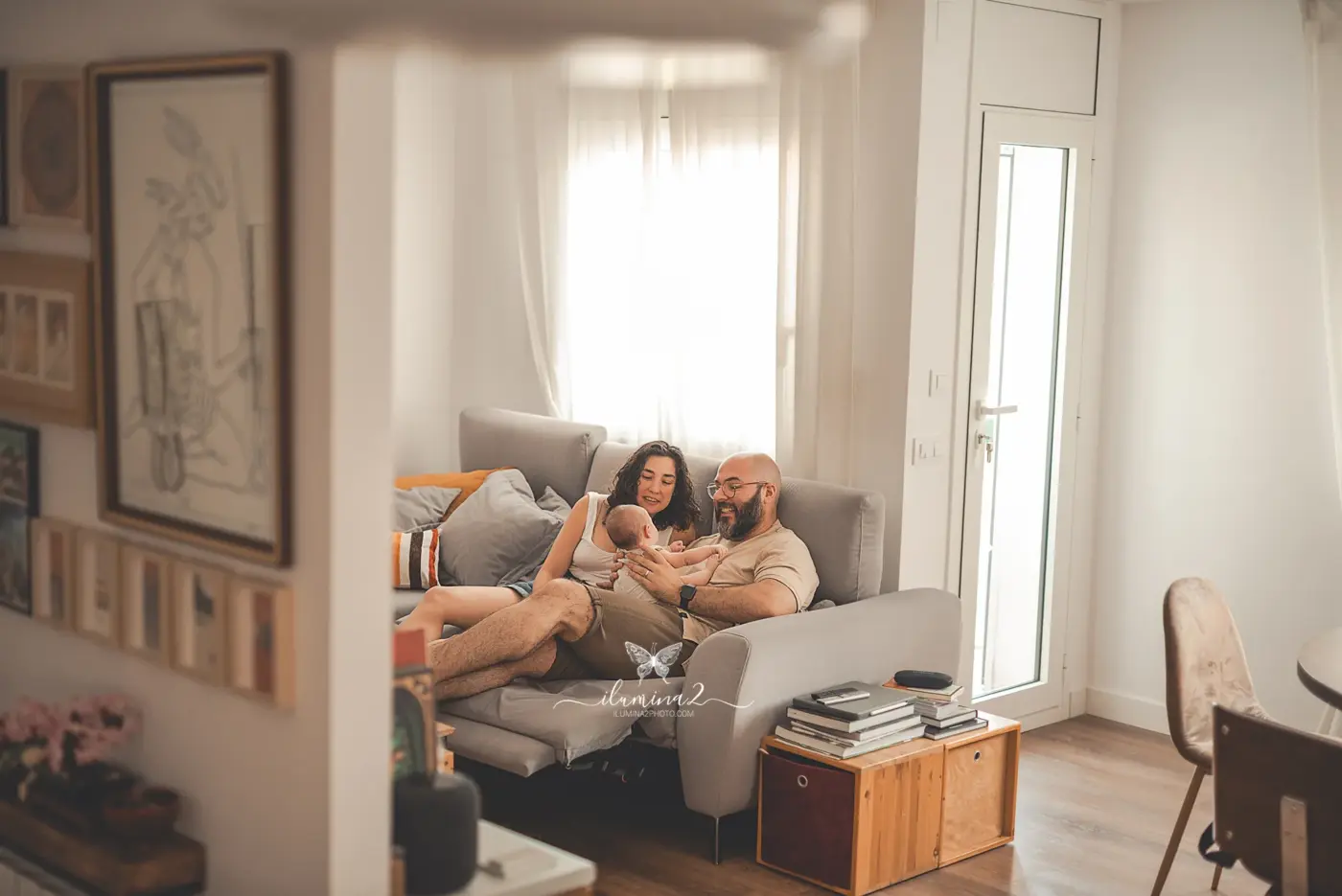 Sesión newborn en estudio o en casa: cuál encaja mejor con vuestra familia Ilumina2 Photo Sesiones de fotos de recién nacidos en casa. Reportajes de bebés a domicilio en Barcelona.