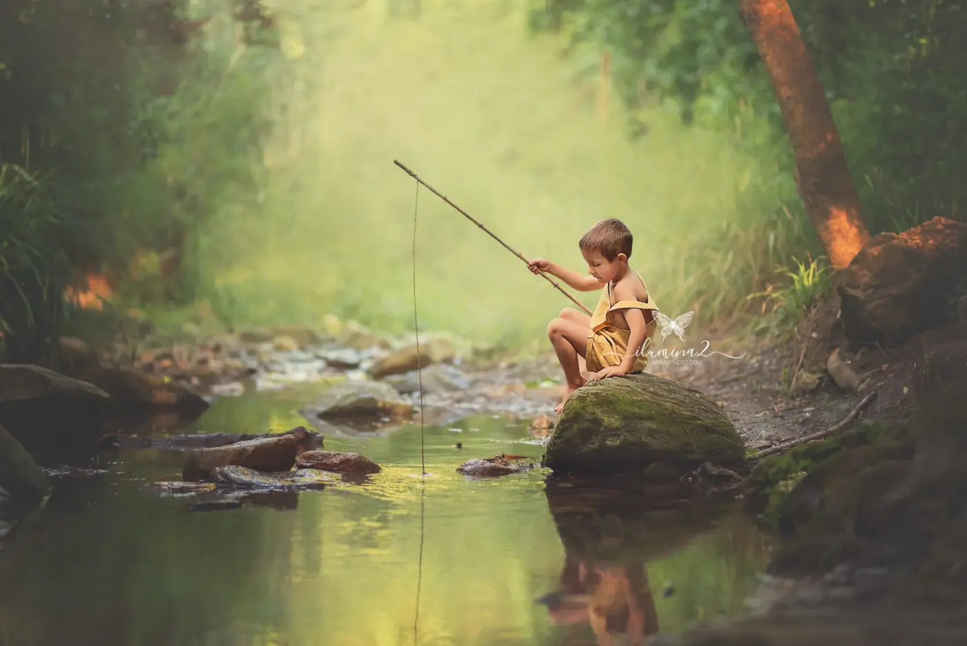 Sesión de fotos familiar en el río. Reportaje fotográfico para familias en la naturaleza.