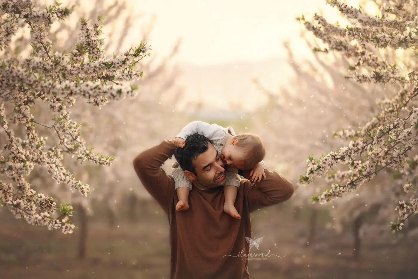 Sesiones de fotos familiares en el campo de almendros en Barcelona.