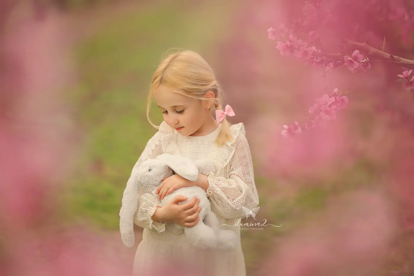 Sesiones de fotos en campos de melocotoneros en flor. Reportajes fotográficos en arboles frutales en Barcelona.