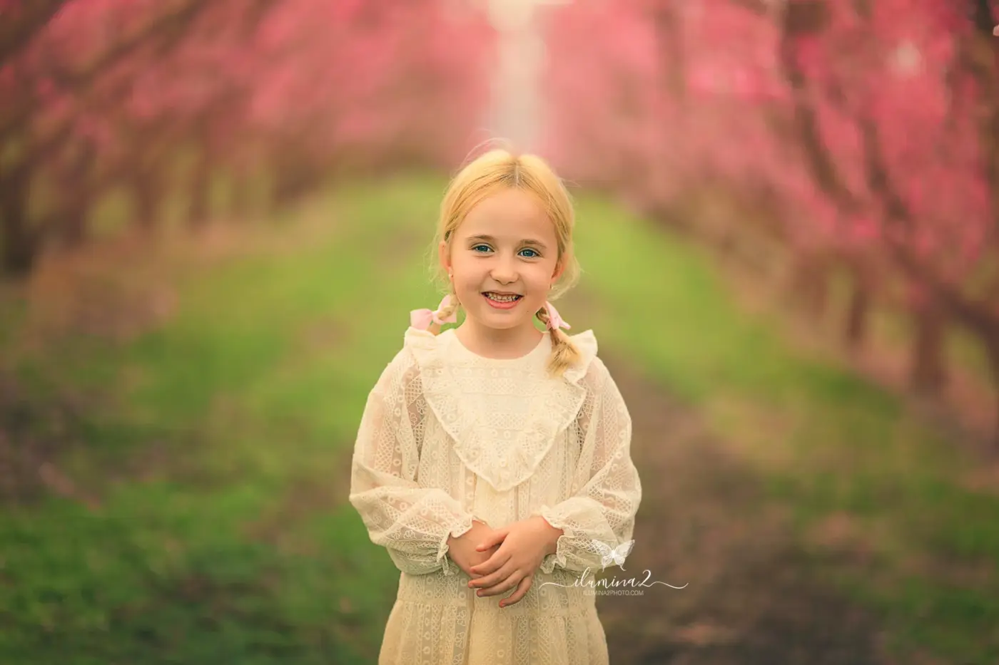 Sesiones de fotos en campos de melocotoneros en flor. Reportajes fotográficos en arboles frutales en Barcelona.