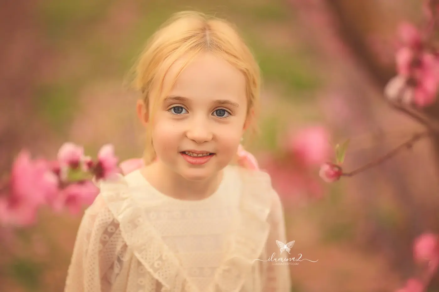 Sesiones de fotos en campos de melocotoneros en flor. Reportajes fotográficos en arboles frutales en Barcelona.