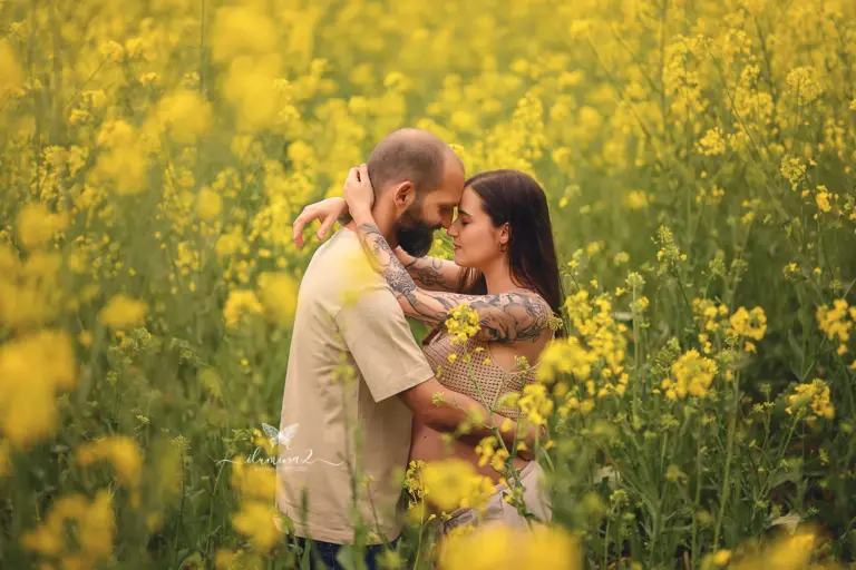 Sesiones de fotos de embarazo en campo de colza. Reportajes en campos de flores en Barcelona.