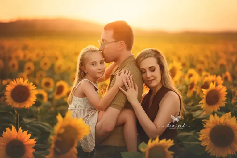 Sesión de fotos de familia feliz en campo de girasoles en Cataluña con ilumina2 photo.