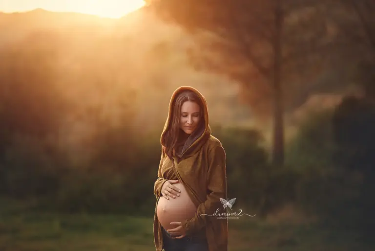 Embarazada sonriente en sesión de fotos premamá en Barcelona