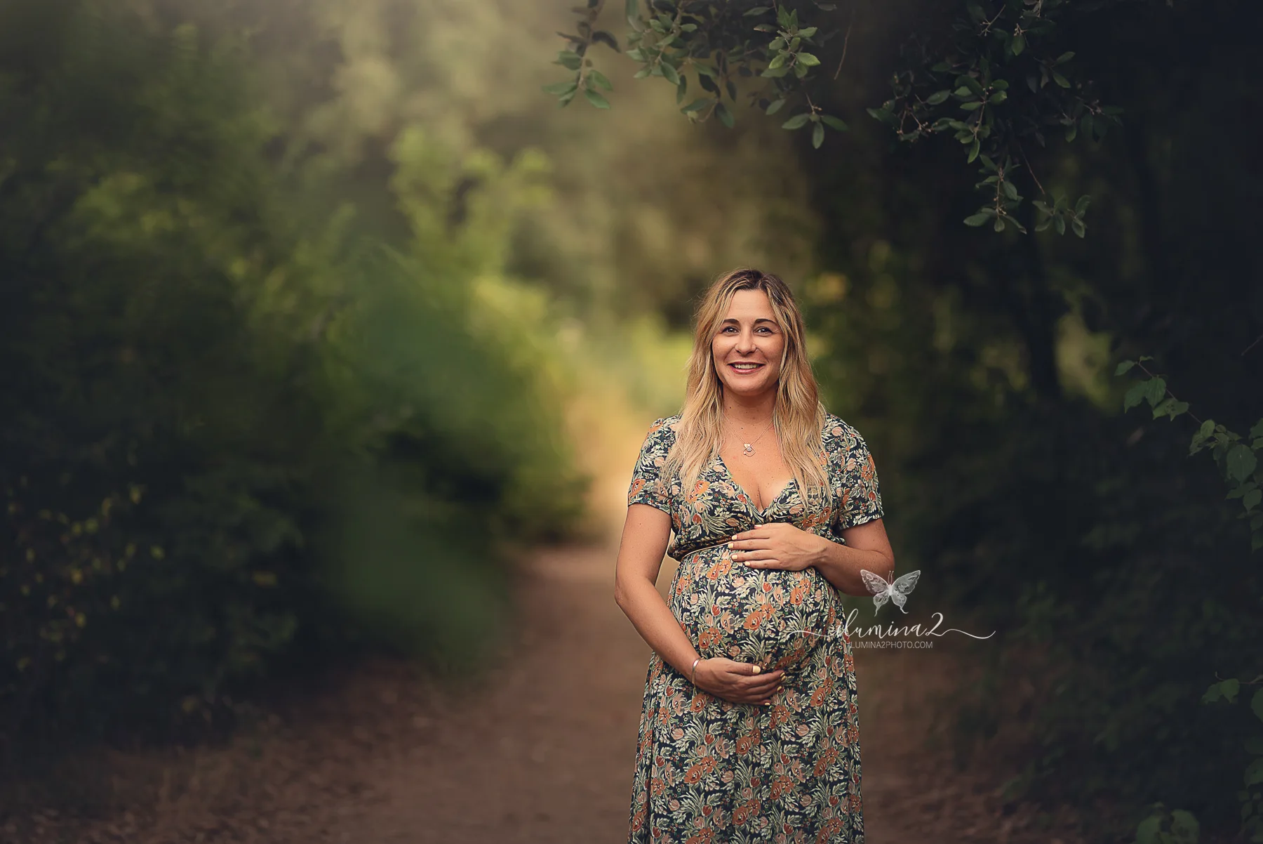 Fotógrafo de embarazo en Barcelona captando mirada de la futura mamá