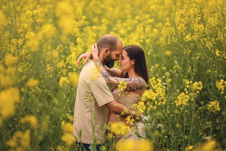 Fotos de embarazo en familia en un campo de flores en Barcelona