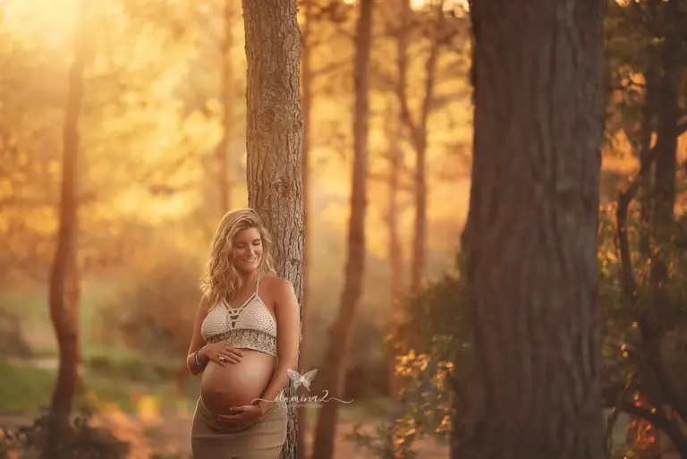 Reportaje embarazo natural en bosque del Vallès cerca de Barcelona
