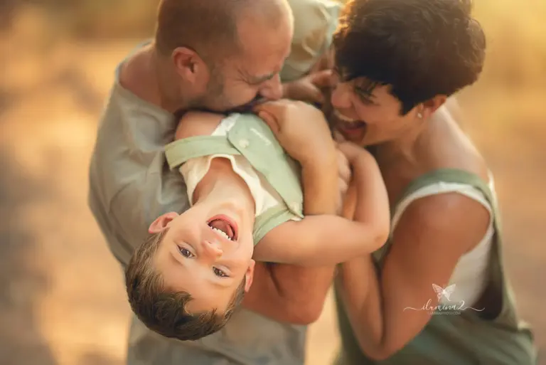 Familia jugando en un bosque durante una sesión de fotos en Barcelona