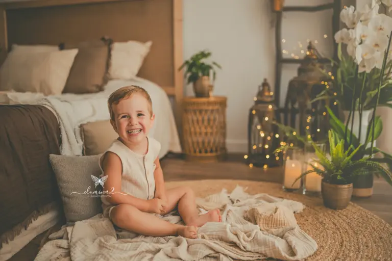 Sesión de fotos de un niño de 2 años jugando en nuestro estudio de Sant Feliu.