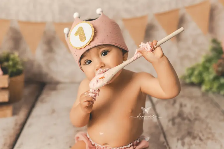 Ejemplo de fotografía Smash Cake en nuestro estudio, especializada en primeros cumpleaños.