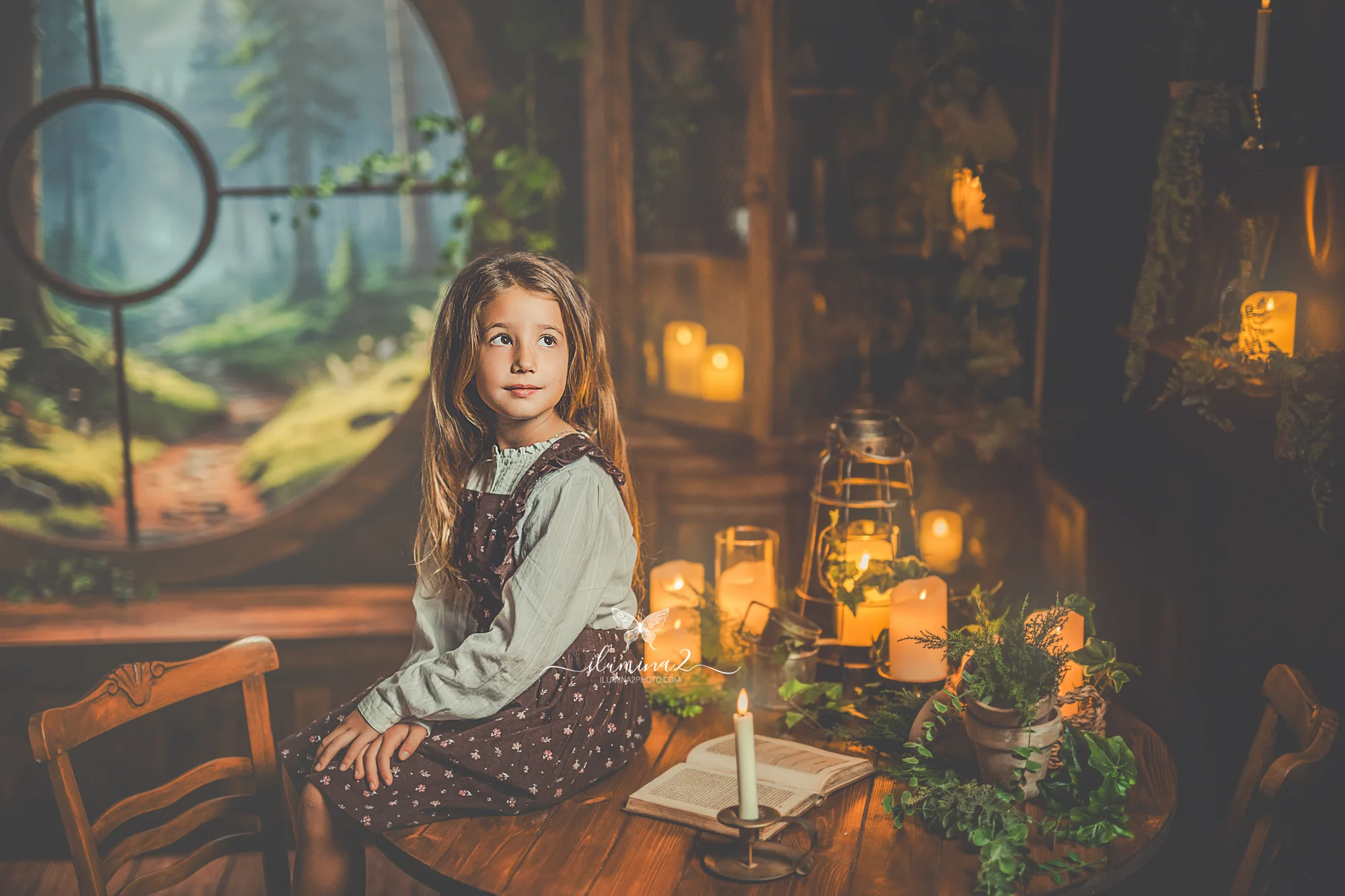 Fotografía infantil de Navidad en Barcelona con luces cálidas y ambiente de cuento.
