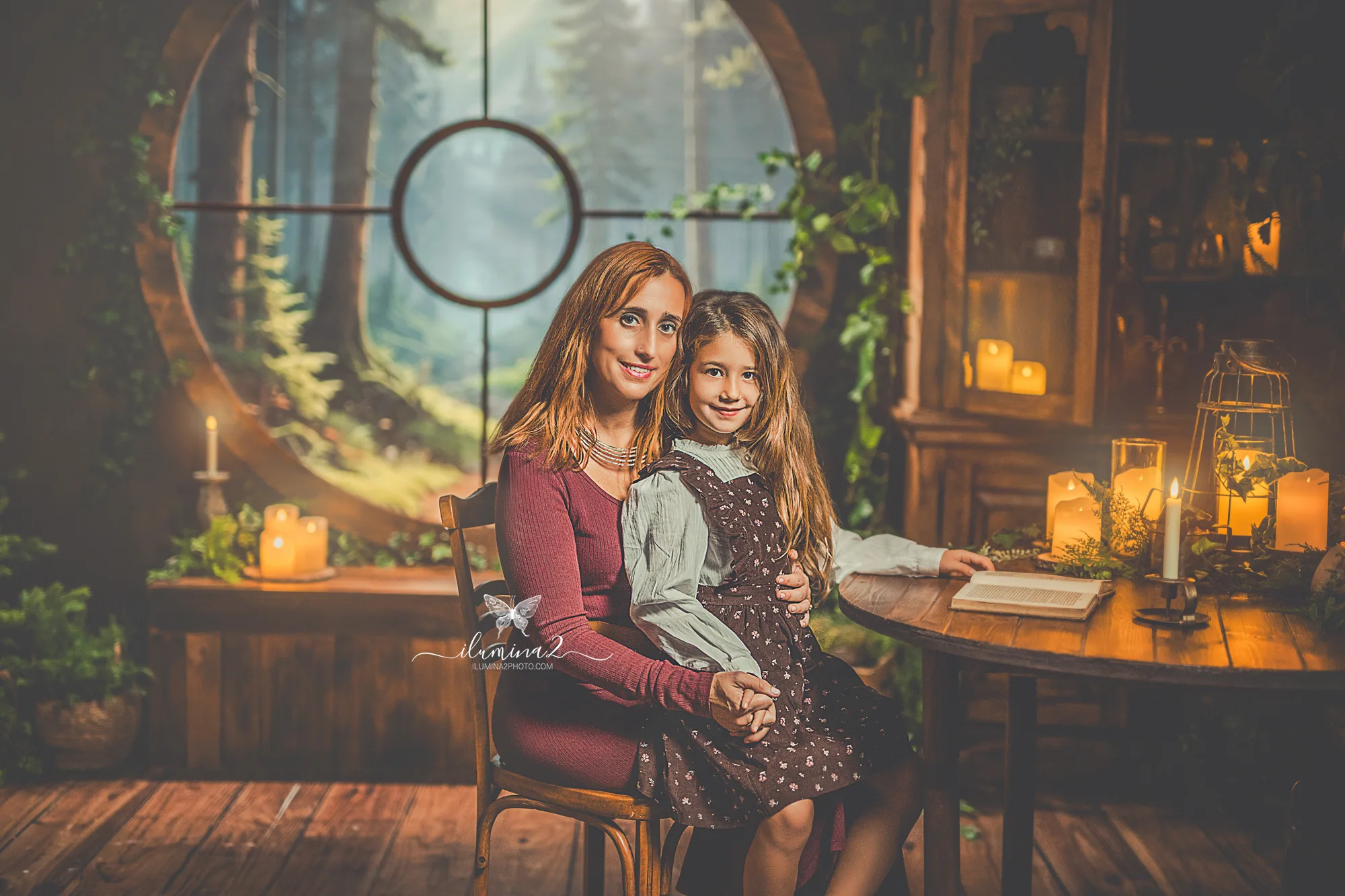 Fotos de familia en estudio navideño en Barcelona con decoración inspirada en la naturaleza.
