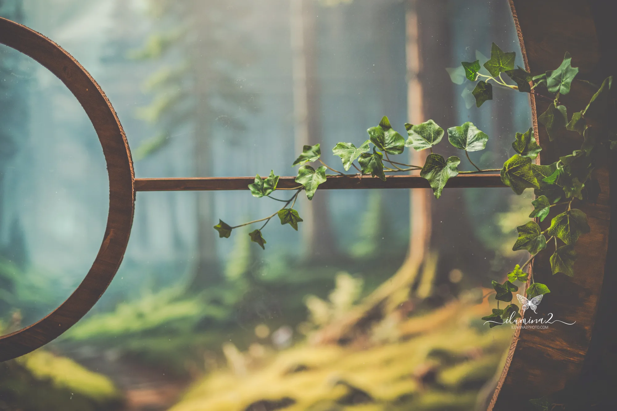 Bebé sonriendo en sesión navideña con decorado de madera y luces