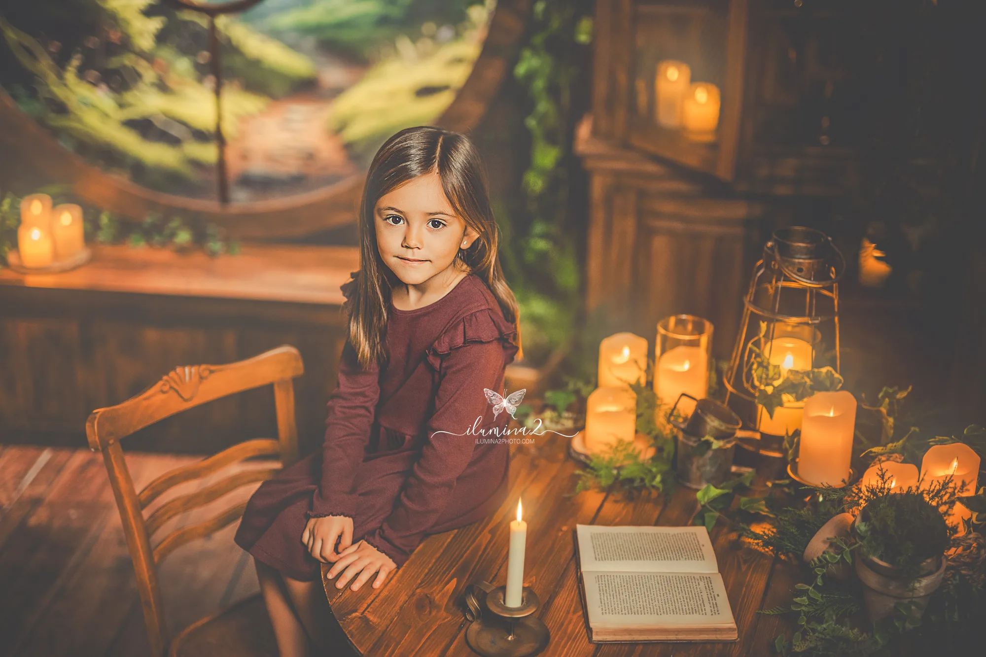Familia disfrutando de una sesión de fotos de Navidad en Barcelona con velas y árbol iluminado.